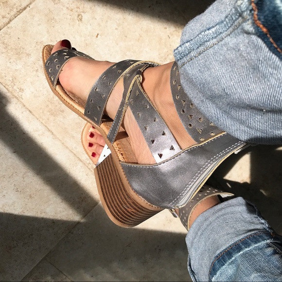 LAST ONE‼️S/5.5 - Silver Cut-out Sandals! 💿 - Picture 5 of 8